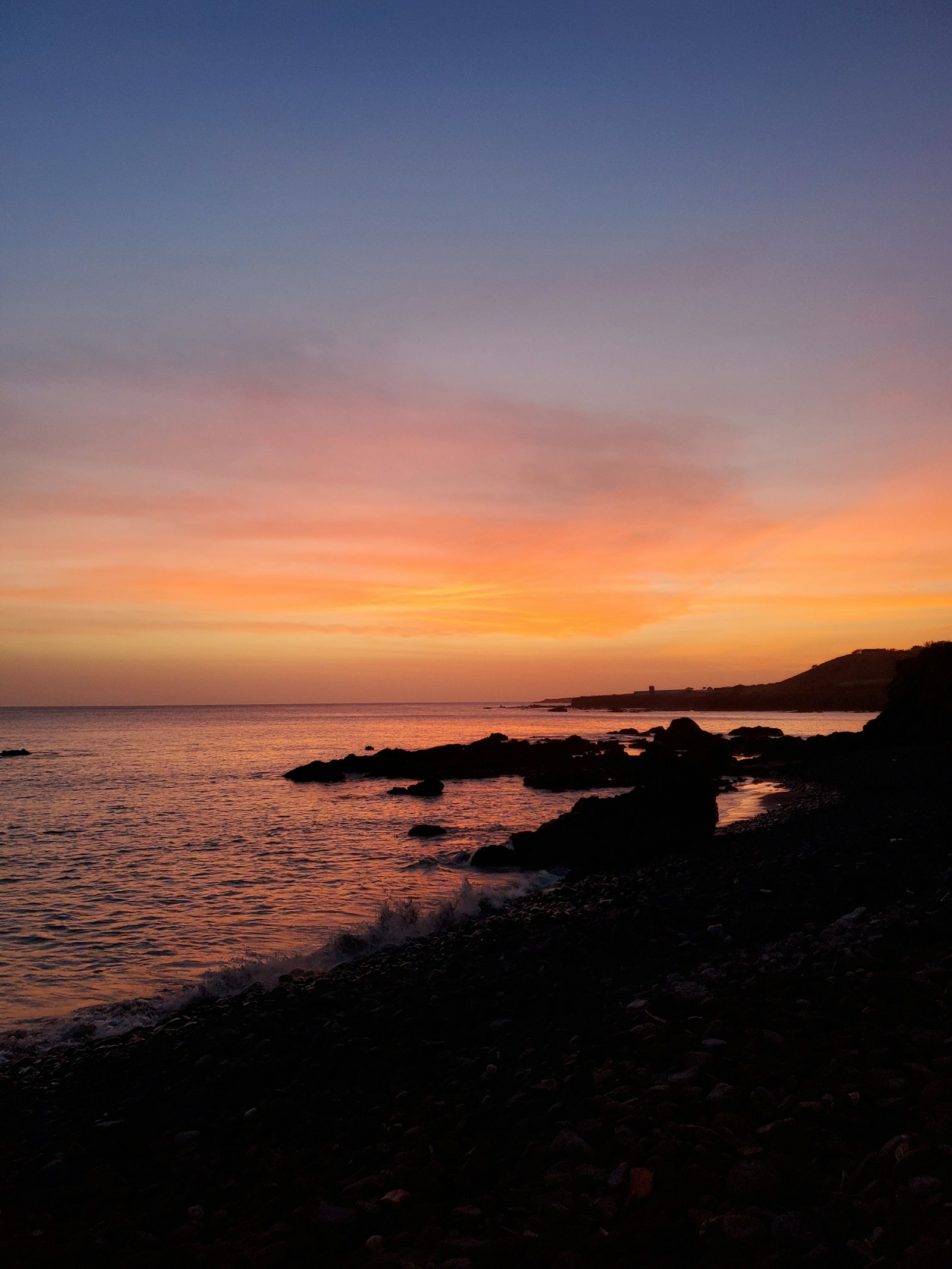 Crepúsculo sobre rochas basálticas e o mar, Cabo Verde